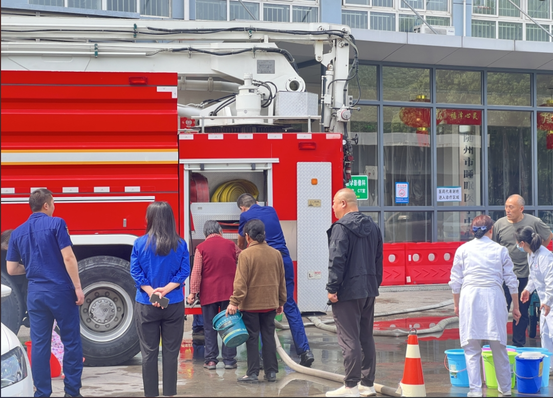 應(yīng)急搶修顯速度 送水服務(wù)暖人心